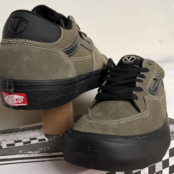 Vans Men’s Rowan Olive/Black
VN0A5JICBIQ
Sneakers - Picture 8 of 16